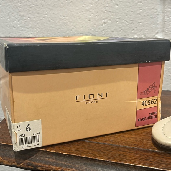 Fioni Size 6 Women’s Sandal Strapped Heels w/ Original Box - Picture 5 of 6